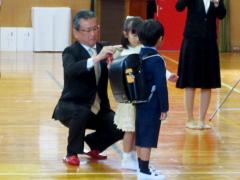 画像　入学記念品としてランドセルを贈呈する永田市長