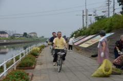 画像　自転車で激励に回る加藤市長