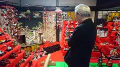 画像　ひな壇飾りを鑑賞する加藤市長