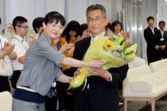 画像　職員から花束の贈呈を受ける永田市長