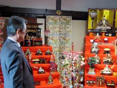 画像　ひな壇飾りを観察する永田市長