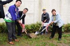 画像　記念植樹する永田市長（左から2人目）