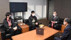 （左から）山崎選手、前田選手、永田市長、横井社長の画像