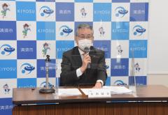 記者の質問に答える永田市長の画像