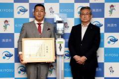 米村代表取締役(左)と永田市長(右)画像