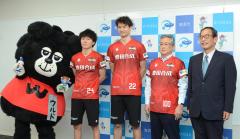 (左から)ウルド君、小川選手、高梨選手、永田市長、横井社長の画像
