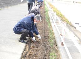 球根を植える永田市長画像