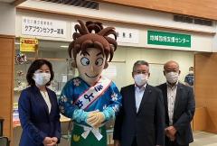 記念撮影する永田市長（右から2番目）画像