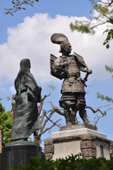 織田信長と濃姫の銅像の写真