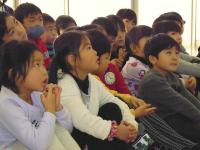 真剣な顔つきでお話を聞いているよ