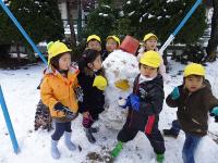 僕たちと同じ大きさの雪だるまができたよ