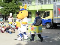 カルちゃん危ない。車にひかれそうだよ