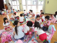 青組と緑組一緒に食べたよ（5歳児リズム室）