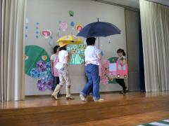 傘はしっかりもってね
