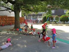 3歳児が5歳児のまねをして組体操してるよ