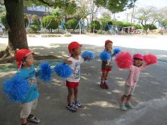 3歳児が4歳児の踊りを踊っているよ