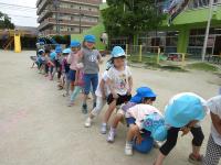 4・5歳児のボール送りゲーム