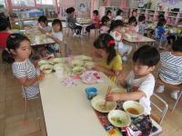 4歳児　給食の様子　前の友達との間には衝立があるよ