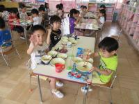 5歳児　給食の様子　今は当番活動ができないから先生が配ってくれるんだ