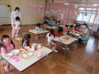 3歳児　給食の様子　皆同じ方を向いて食べるよ