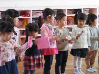3歳児　手作り楽器を鳴らしているよ