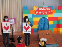 司会のバディとレベッカ登場