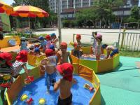 3歳児水遊び　バケツやじょうろで遊んでいるよ