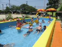 5歳児水遊び　ビート板を使って泳いだよ