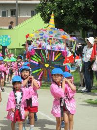 　お神輿の練り歩き　　青組