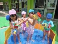 3歳児水遊び　一人一人が楽しんでいるよ