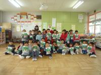 4歳児　サンタさんと一緒にハイポーズ