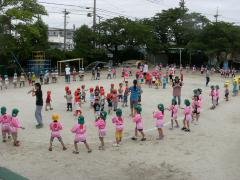 全園児で踊ったよ「右肩上がり音頭」