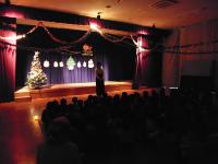 静かな雰囲気の中で始まったクリスマス会