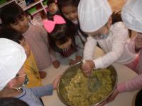 4歳児が蒸かしたお芋をつぶしているよ