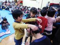 お母さん方に感謝の気持ちを込めてペンダントのプレゼント
