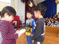 3・4歳児より5歳児にプレゼント　一緒に遊んでくれてありがとう