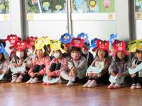 節分のお話を聞いている4歳児