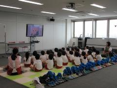 交通安全のDVDを見てます