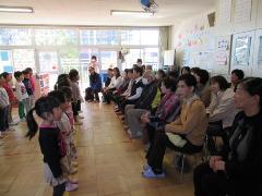 歌を聞いて頂いています