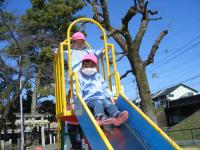 幼稚園とは違う滑り台で遊んだよ