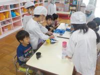 布巾の敷き方を教えているよ
