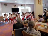 右肩上がり音頭を踊っているよ
