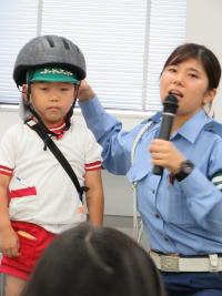 自転車に乗るときはヘルメットをかぶろうね