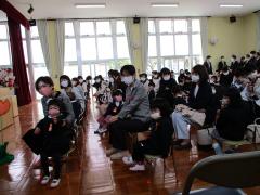 お家の人と一緒に参加した入園式