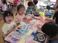 私のお弁当見てかわいいでしょ