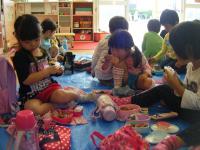 3歳児　一緒にお弁当おいしいね