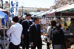 画像　マルシェ各店舗を回る永田市長