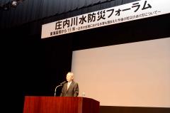 画像　基調講演ををする加藤市長