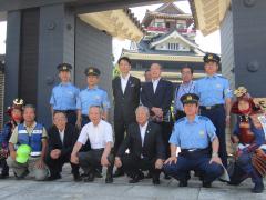 画像　清洲城を背景に記念撮影をする加藤市長