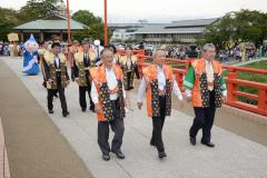 画像　行列に参加する加藤市長